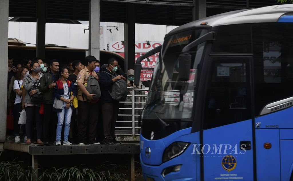 Penumpang menunggu bus transjakarta di Halte Jelambar, Jakarta Barat, Rabu (5/2/2020). Jumlah pengguna transjakarta telah menembus 1 juta penumpang per hari. 