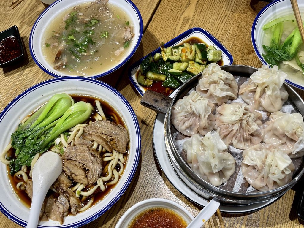 Makanan halal relatif mudah ditemukan di ibu kota Beijing, China, dan mayoritas masakan dari wilayah Xinjiang. Seperti di salah satu warung makan halal yang menyajikan beragam menu seperti dimsum, mi, dan sup daging, Jumat (1/7/2022).