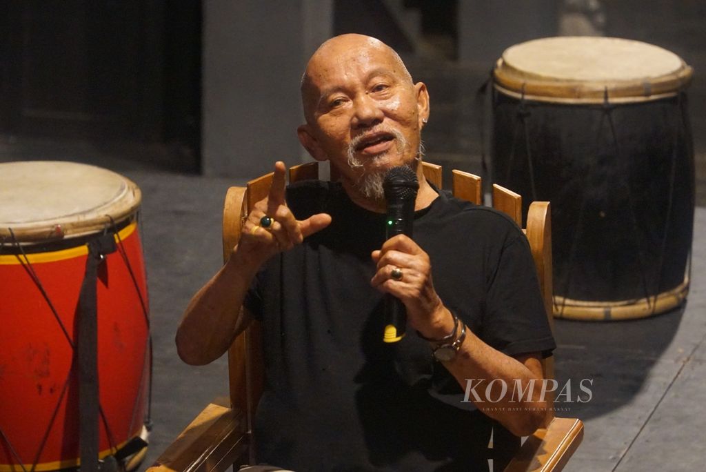 Ery Mefri (65), maestro tari sekaligus pemimpin Nan Jombang Dance Company, berbicara seusai latihan grupnya di Gedung Manti Menuik, Ladang Tari Nan Jombang, Kota Padang, Sumatera Barat, Sabtu (20/7/2024) malam.