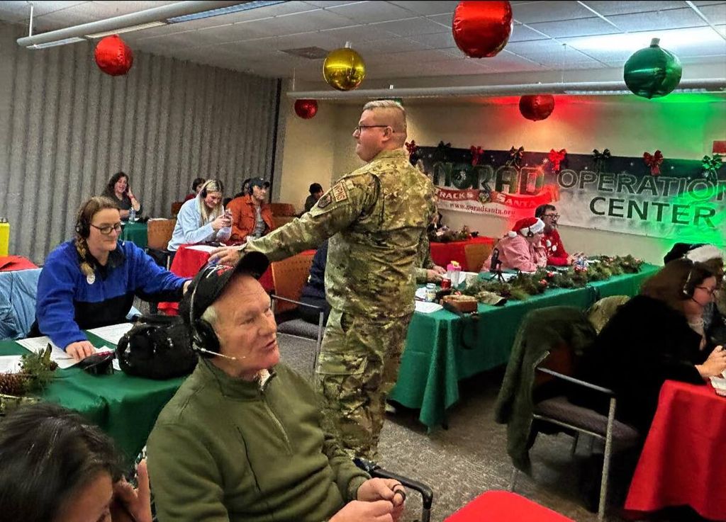 Dalam foto yang disiarkan pada Minggu (24/12/2023), para sukarelawan ikut melacak Sinterklas di salah satu ruangan dalam markas besar Komando Pertahanan Udara Amerika Utara (NORAD). 