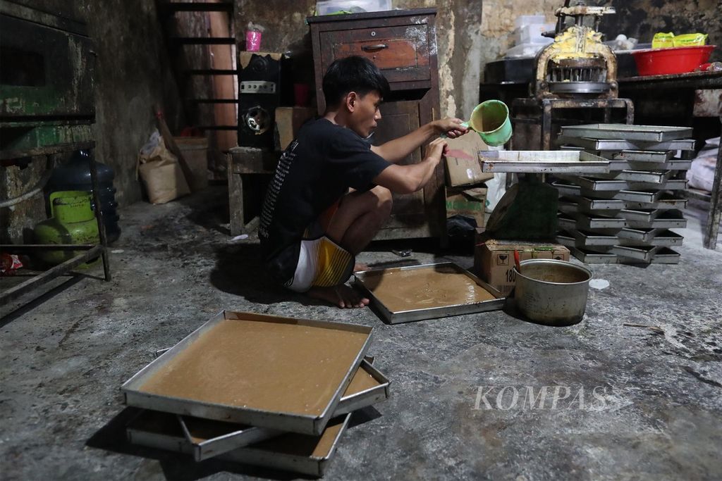 Pekerja usaha mikro, kecil, dan menengah (UMKM) pembuatan roti di kawasan Tanah Kusir, Jakarta, tengah menyiapkan adonan brownies, Rabu (6/1/2021). Pelaku UMKM menjadi salah satu target pemerintah sebagai penerima dana program PEN pada 2021. 