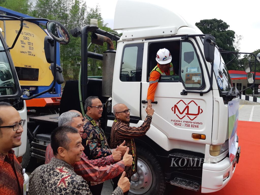 Direktur Pemasaran Korporat Pertamina Basuki Trikora Putra melepas salah satu mobil yang membawa lumpur pengeboran yang akan diekspor ke Aljazair, Afrika Utara, di Balikpapan, 4 Agustus 2019.