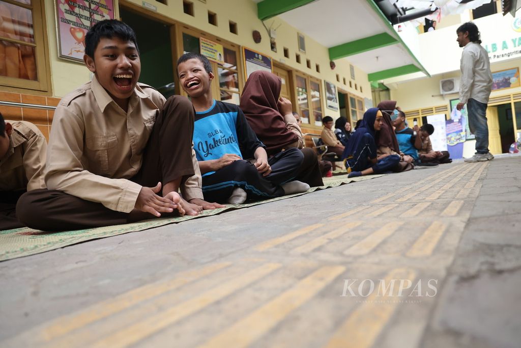 Murid difabel duduk di dekat ubin taktil saat mengikuti pelatihan teater di SLB/A Yaketunis, Mantrijeron, Yogyakarta, Rabu (13/12/2023). 