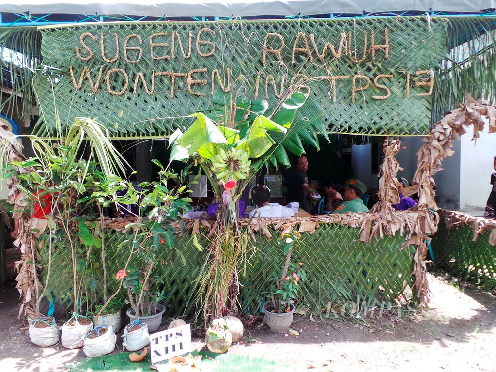 Tempat Pemungutan Suara (TPS) XIII di Desa Dukun, Kecamatan Dukun, Kabupaten Magelang, dirancang seperti tempat resepsi pernikahan, seperti terlihat Rabu (9/4/2014). 