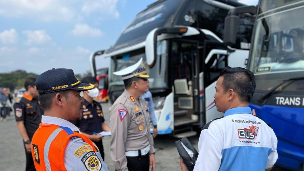 Pihak kepolisian dan Badan Pengelola Transportasi Darat Jawa Barat melaksanakan pemeriksaan bus wisata di Kabupaten Sumedang, Jawa Barat, Minggu (16/6/2024). Sebanyak 1.600 bus wisata telah diperiksa petugas dalam sebulan terakhir.