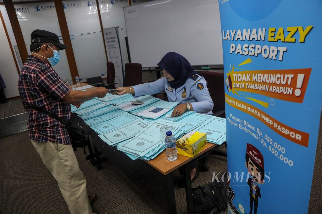 Passport applicants submit their documents to immigration officers at the Kompas Institute, Unit II Building of Kompas Gramedia, Palmerah, Jakarta, on Tuesday (18/7/2023). The West Jakarta Class I Immigration Office for Non-TPI is holding an Eazy Passport program for Kompas Gramedia employees.