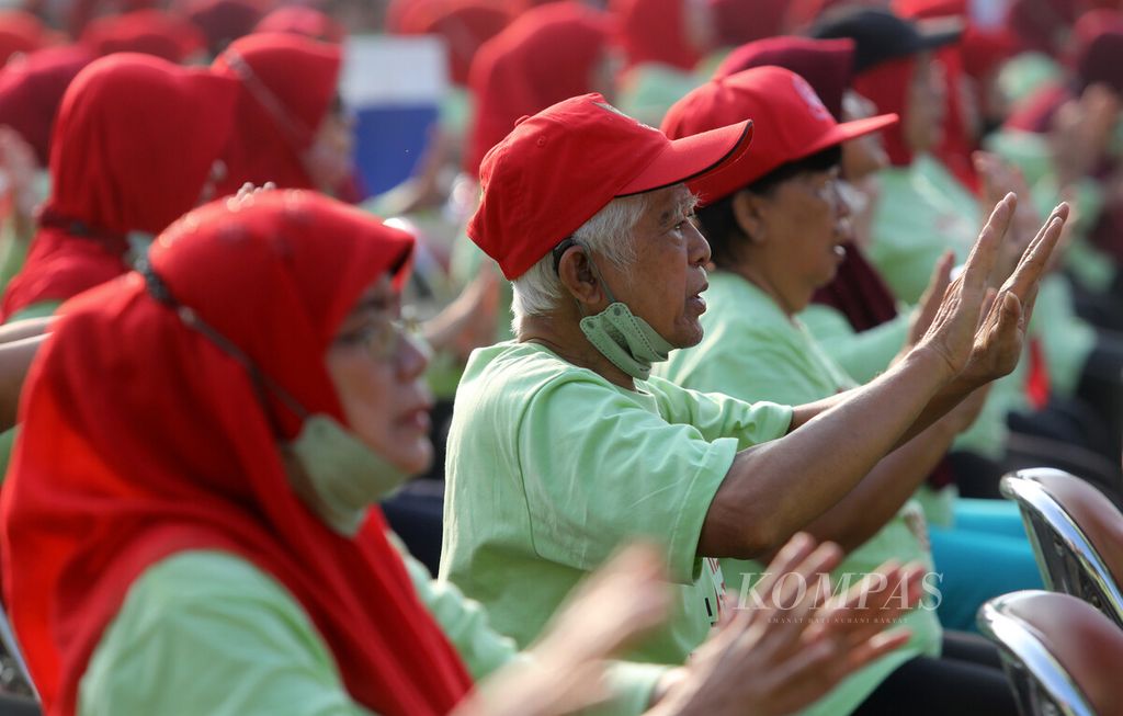Sekitar 650 peserta Komunitas Bio Energy Power (BEP) mengikuti senam massal di sebuah lapangan di kawasan Pondok Kelapa, Jakarta, Sabtu (6/8/2022).