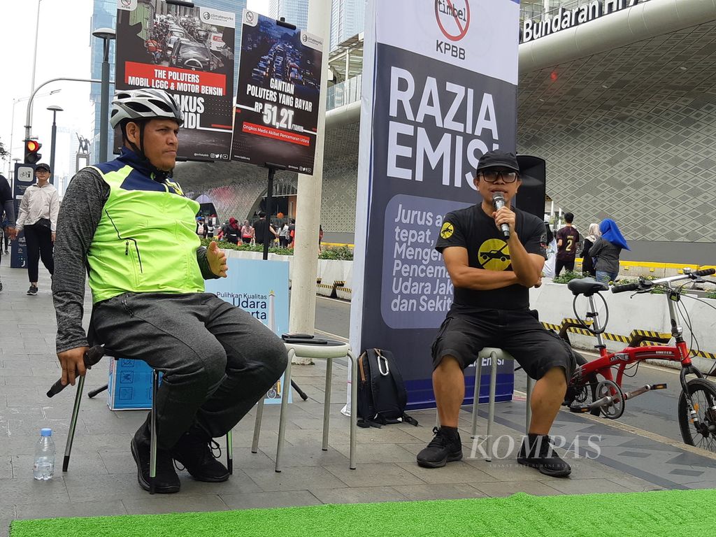 Ketua Forum Udara Bersih Indonesia Ahmad Safrudin (baju hitam) saat jadi pembicara dalam diskusi bertajuk Menggugat Kerugian Krisis Polusi Udara Jakarta, pada Minggu (27/8/2023), di Jalan MH Thamrin, Jakarta Pusat.