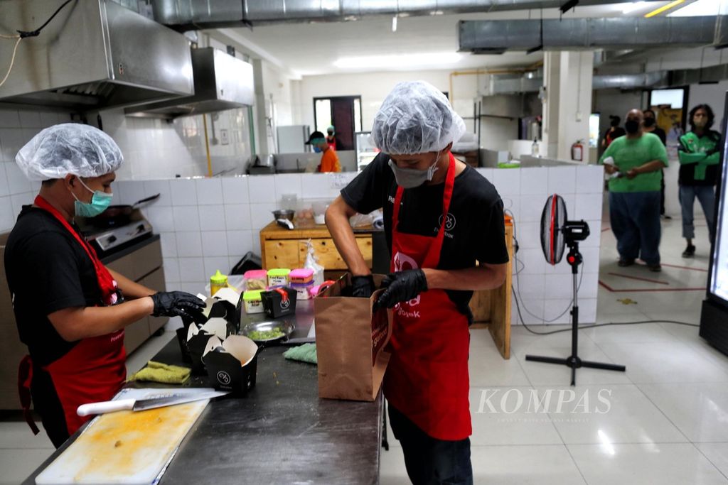 Mitra UMKM kuliner GoFood menyiapkan pesanan makanan di Dapur Bersama GoFood Bintaro, Jakarta Selatan, Minggu (20/9/2020). Dapur Bersama tersebut dibuat untuk memfasilitasi UMKM kuliner agar lebih cepat berkembang. Sejak didirikan pada Oktober tahun lalu, Dapur Bersama kini telah beroperasi di 27 lokasi di Jabodetabek, Bandung, dan Medan dengan jumlah gerai <i>outlet </i>sekitar 250 usaha kuliner. 