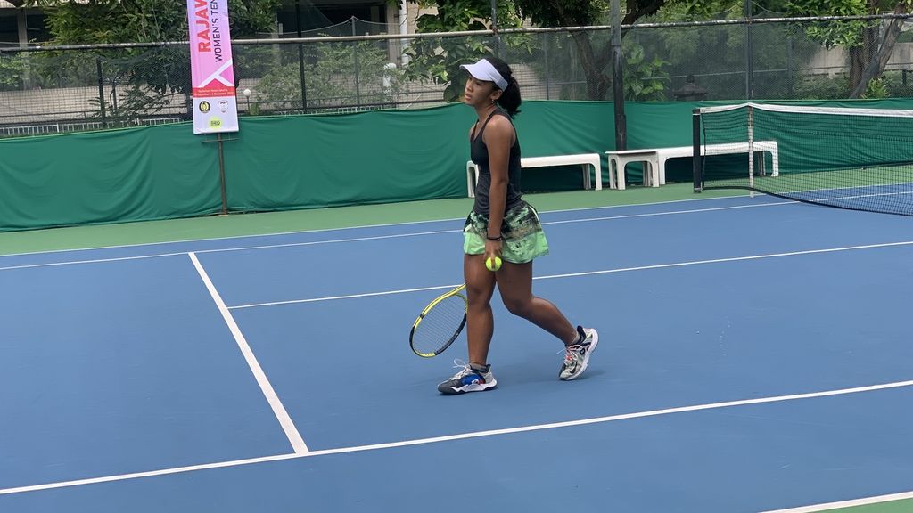 Kholisa Siti Maesaro gagal ke semifinal turnamen tenis Rajawali Womens Tennis Open 2022. Dia harus mengakui keunggulan petenis unggulan pertama, Fitriana Sabrina, 1-6, 2-6, pada pertandingan yang berlangsung di lapangan tenis Hotel Sultan, Jakarta, Jumat (2/12/2022).