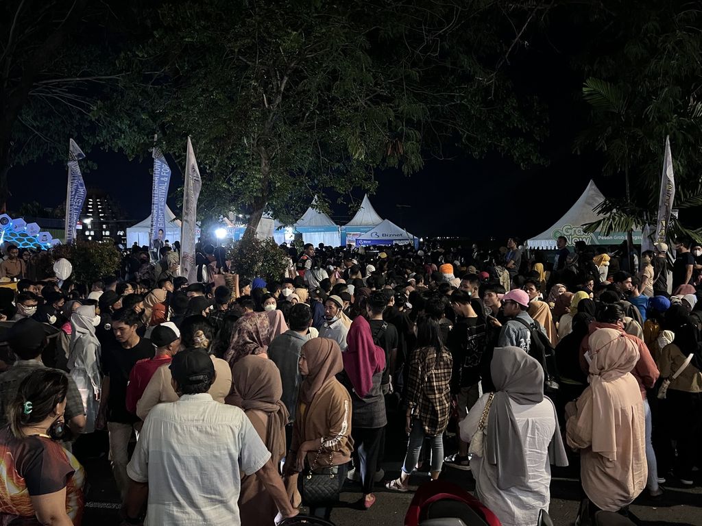 Pengunjung berjubel di pintu masuk ajang F8 Makassar, Sulawesi Selatan, Sabtu (10/9/2022). Selama lima hari digelar, ajang Festival tahunan yang sempat absen dua tahun akibat pandemi ini dipadati pengunjung.