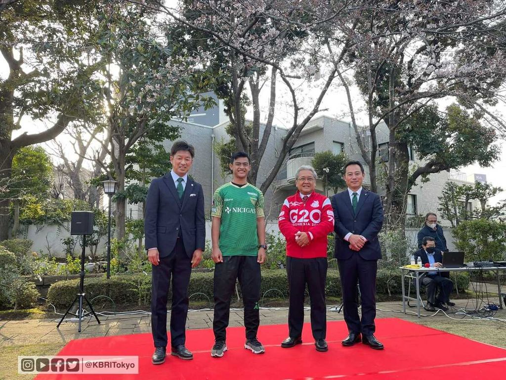 Pratama Arhan (kedua dari kiri) didampingi Duta Besar Indonesia untuk Jepang Heri Akhmadi (jaket merah) serta perwakilan Tokyo Verdy, Manajer Umum Atsuhiko Ejiri (kiri) dan CEO Takaaki Nakamura (kanan), pada perkenalan perekrutan Arhan oleh Tokyo Verdy, tim Liga 2 Jepang, Jumat (25/3/2022), di Kedutaan Besar Ri Tokyo, Jepang. Kehadiran Arhan menjadi lembaran baru kerja sama Indonesia dan Jepang untuk pengembangan sepak bola.