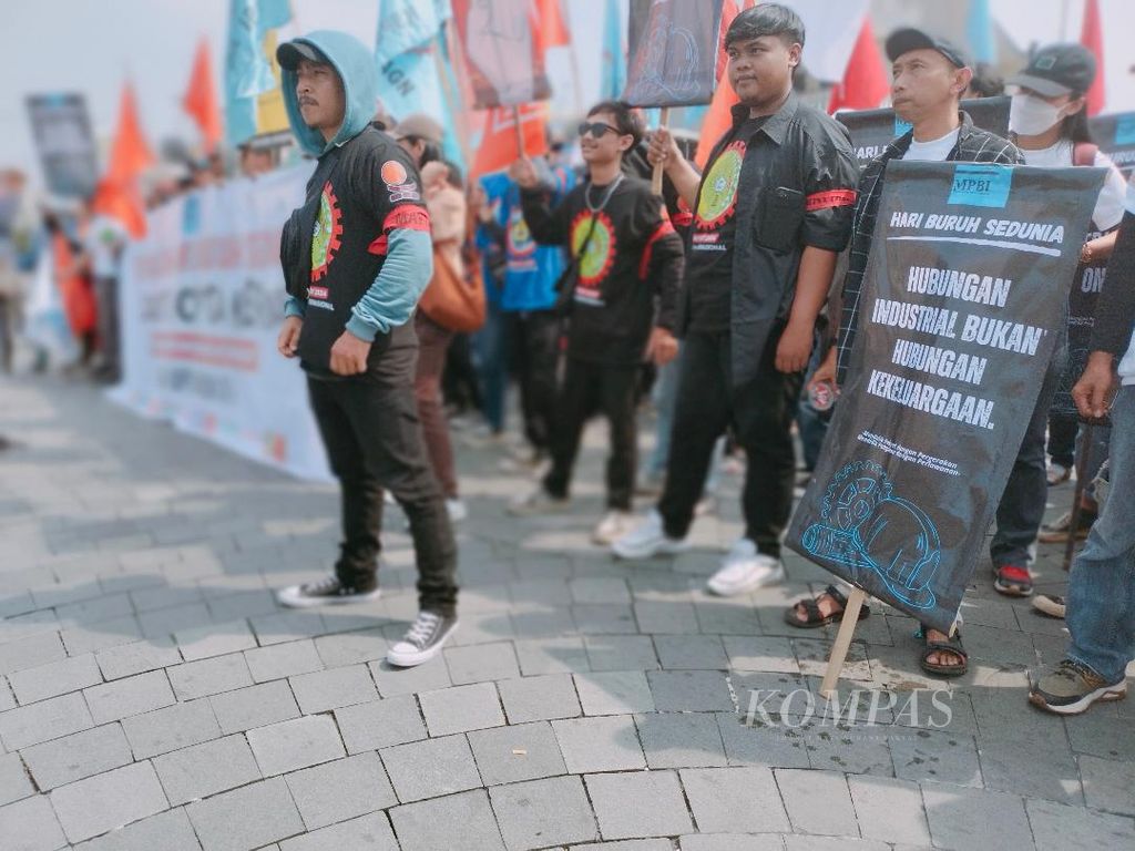 Ratusan buruh di Yogyakarta menggelar unjuk rasa menyuarakan nasib buruh di Tugu Yogyakarta, Kota Yogyakarta, Daerah Istimewa Yogyakarta, Rabu (1/5/2024).