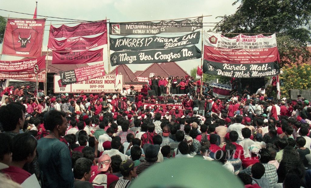 Ketua Umum DPP PDI 1993-1998 Megawati Soekarnoputri hari Minggu (23/6/1996) menyampaikan pesan dan perintah hariannya kepada lebih dari 5.000 pendukung dan simpatisan PDI di kantor DPP PDI Jl Diponegoro, Jakarta Pusat.