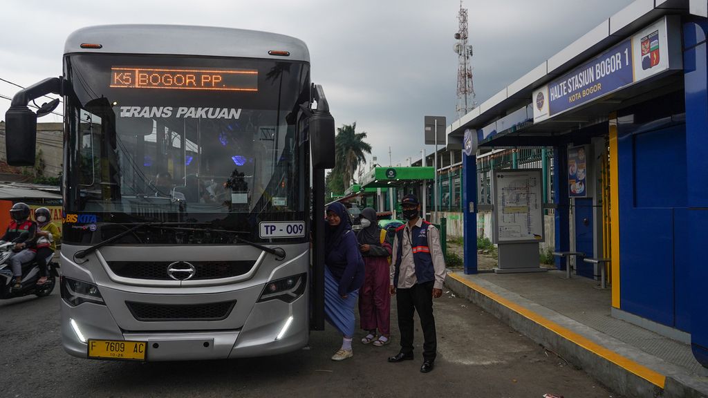 Penumpang saat menaiki BisKita Trans Pakuan di Halte Stasiun Bogor, Kota Bogor, Jawa Barat, Jumat (12/11/2021). 