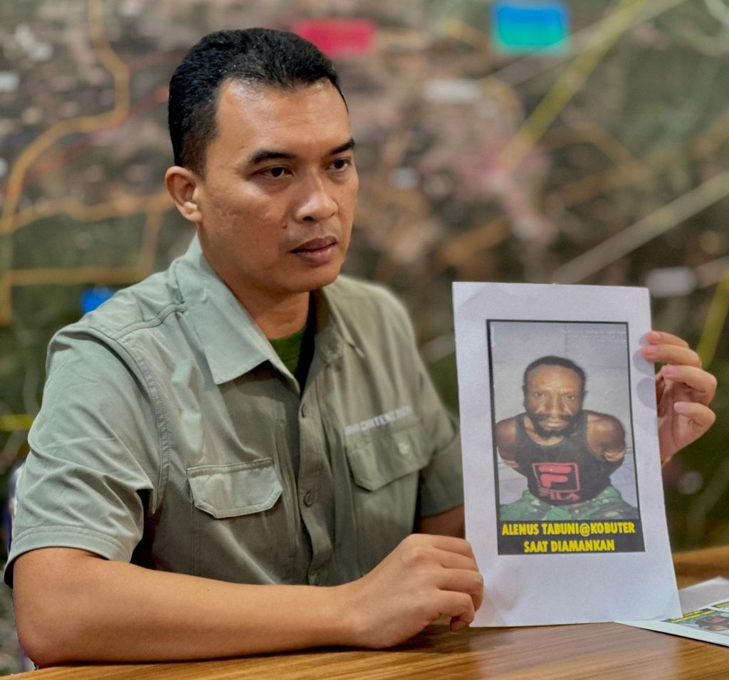 Kepala Satgas Humas Operasi Damai Cartenz Ajun Komisaris Besar Bayu Suseno menunjukkan foto Alenus Tabuni, anggota KKB yang ditangkap di Kabupaten Puncak, Papua Tengah, Minggu (18/2/2024).