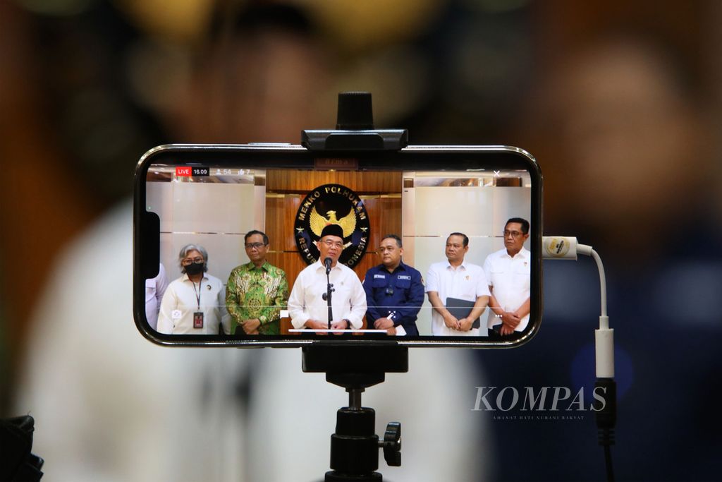 Menko PMK Muhadjir Effendy (tiga dari kiri) memberikan keterangan kepada media terkait penanganan Tindak Pidana Perdagangan Orang (TPPO) di Kantor Kemenko Polhukam, Jakarta, Selasa (4/7/2023). Satgas TPPO menetapkan 698 orang sebagai tersangka terkait kasus TPPO berdasarkan data dari 5 Juni hingga 3 Juli 2023. Selain itu Satgas juga berhasil menyelamatkan 1.943 orang.