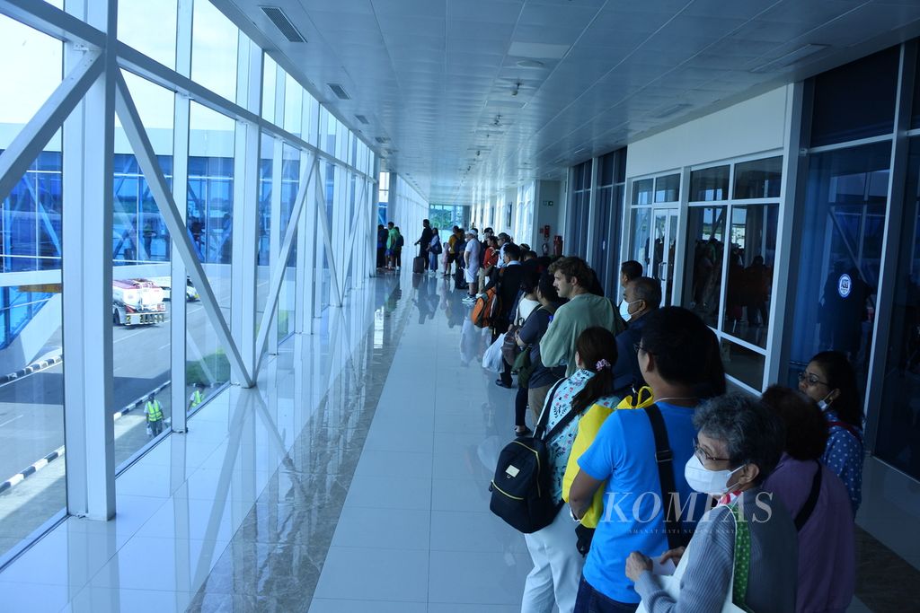 Calon penumpang mengantre untuk naik ke pesawat di Bandara Internasional Lombok, Nusa Tenggara Barat, Selasa (16/1/2024). Peningkatan fasilitas bandara terus dilakukan seiring meningkatnya jumlah pergerakan penumpang di bandara tersebut. 