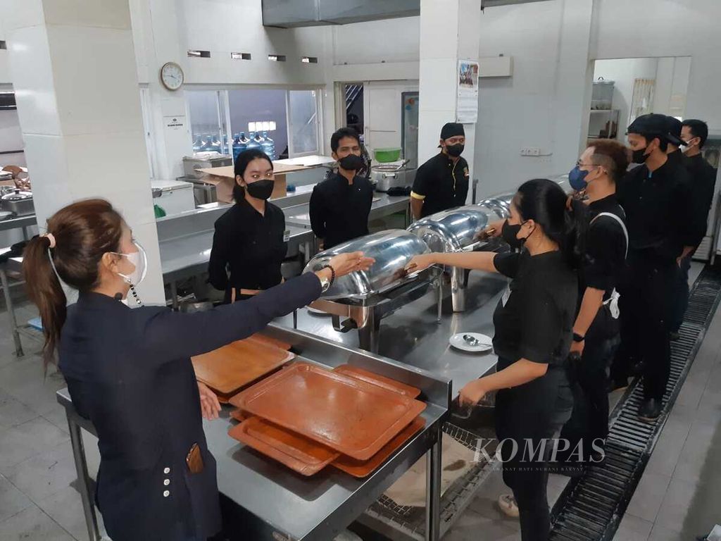 Sejumlah karyawan menyiapkan set hidangan untuk 200 porsi di Kedai Nyonya Rumah, Bandung, Jawa Barat, Jumat (20/5/2022).