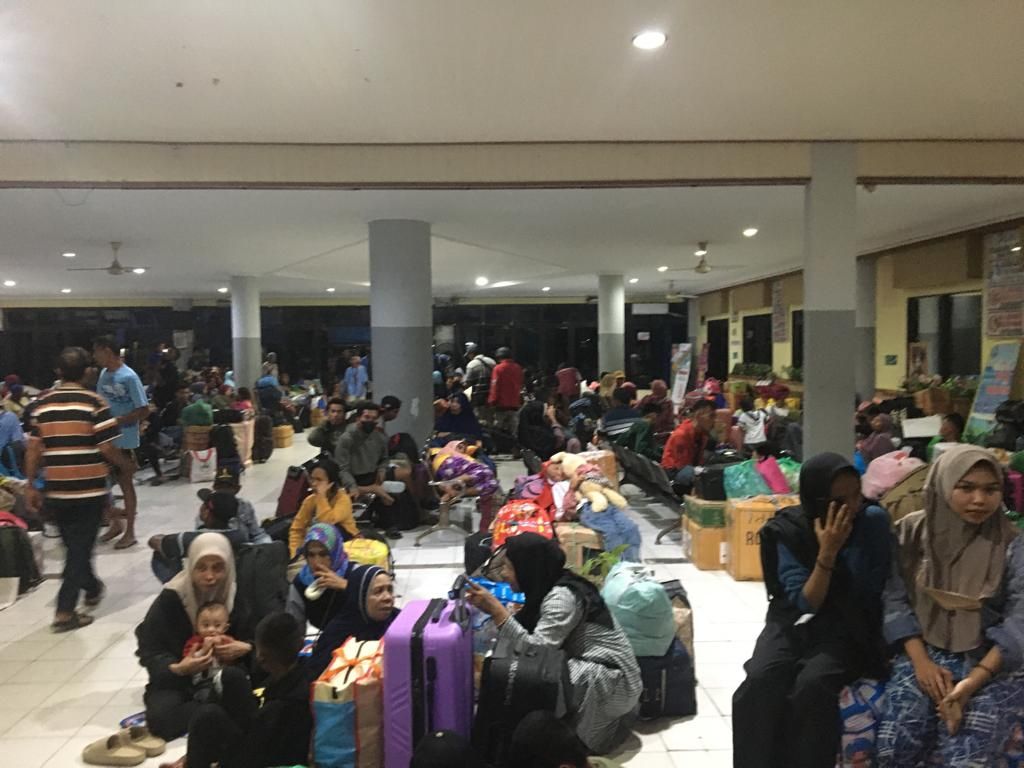 Tampak para pemudik yang sedang menunggu kapal di Terminal Keberangkatan Penumpang Pelabuhan Sorong, Papua Barat Daya, Selasa (11/4/2023).