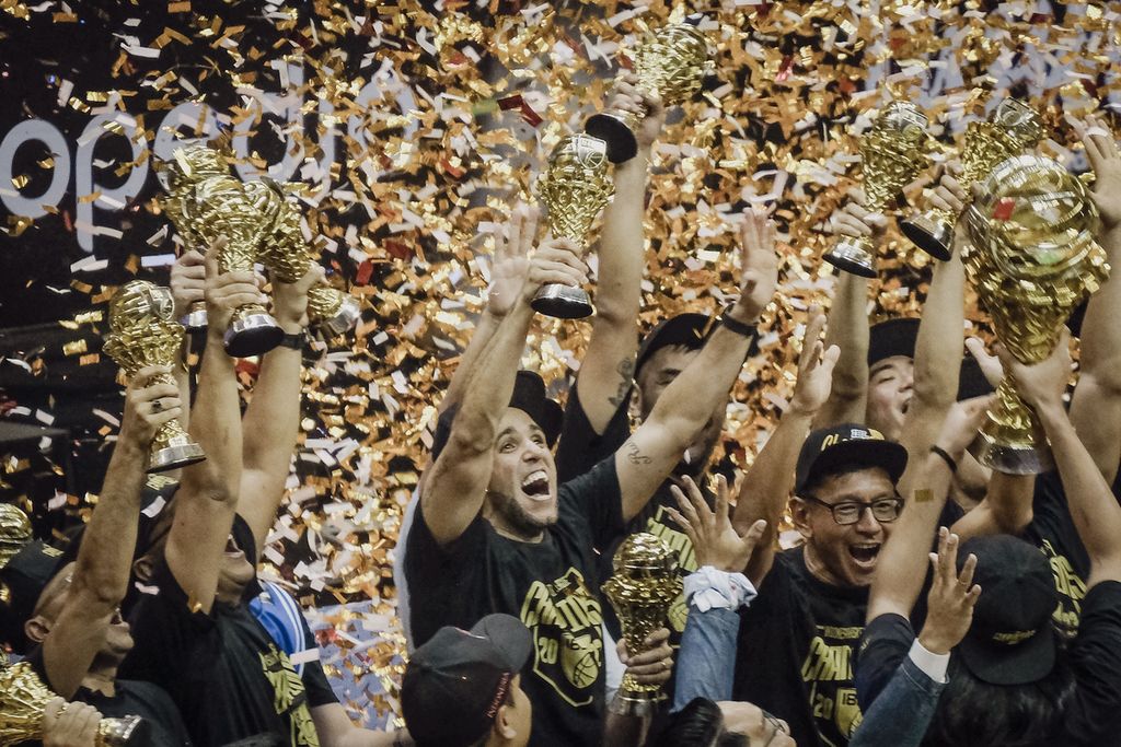 Bandung's Prawira Harum coach, David Singleton, lifted the IBL 2023 championship trophy at C-Tra Arena, Bandung, on Saturday (22/7/2023). Singleton led Prawira to become the new IBL champion, ending a 25-year wait for a title in the city of Bandung.