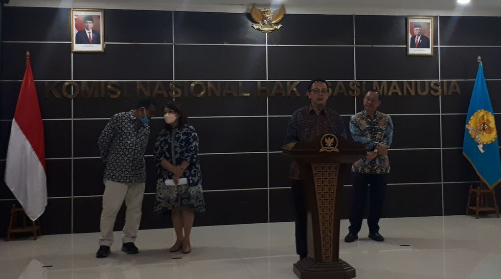 Dari kiri ke kanan: Sugeng Bahagio (Direktur Eksekutif Program INFID), Jaleswari Pramodhawardhani (Deputi V KSP), Ahmad Taufan Damanik (Ketua Komnas HAM), dan Beka Ulung Hapsara (Koordinator Subkomisi Pemajuan HAM) dalam konferensi pers Pengarusutamaan Kota/Kabupaten HAM 2022 di Kantor Komnas HAM, Jakarta Pusat, Selasa (18/10/2022).