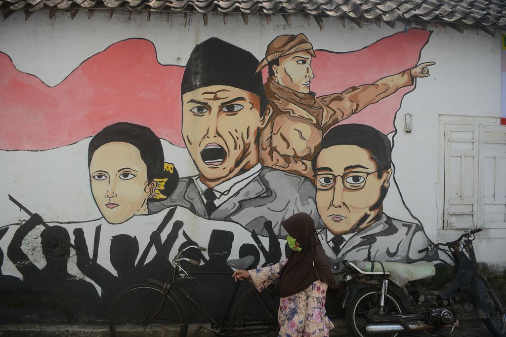 Warga melintas di depan mural bergambar proklamator dan pahlawan di Desa Banyudono, Dukun, Magelang, Jawa Tengah, Selasa (11/5/2021). Mural tokoh pahlawan merupakan salah satu wujud penghormatan warga atas jasa mereka untuk bangsa.