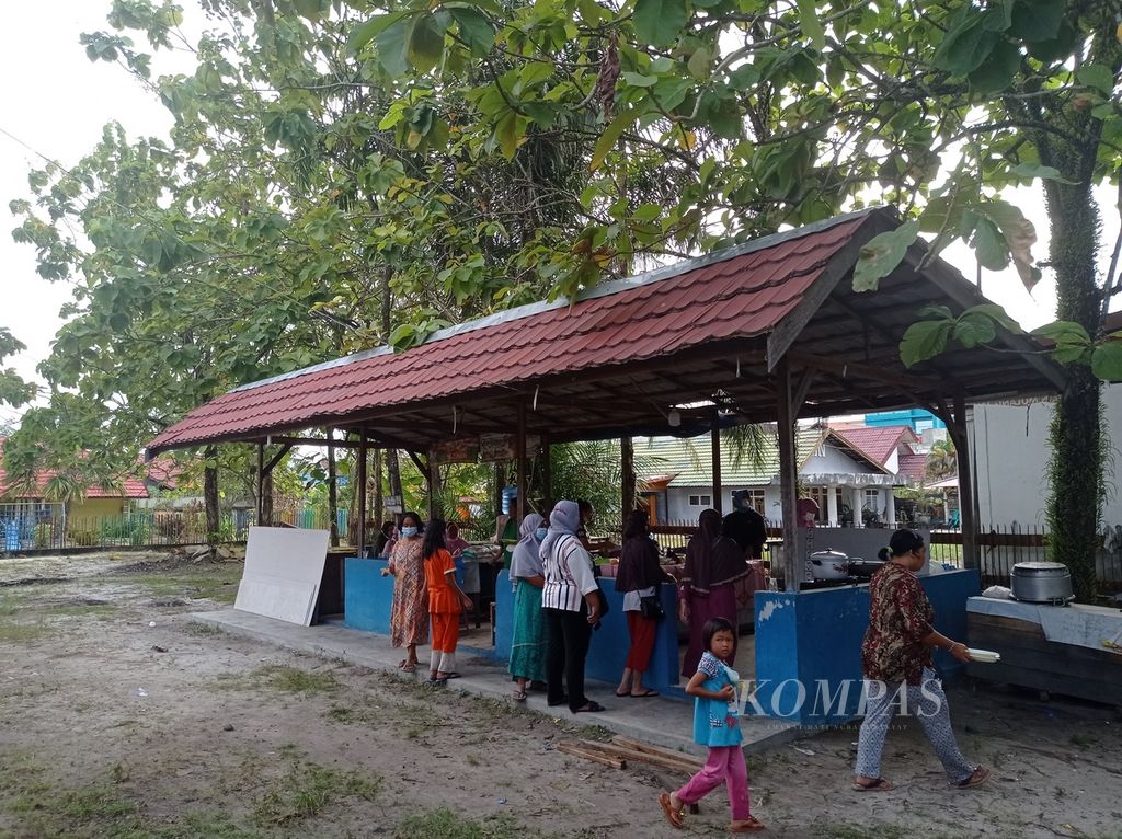 Pemerintah Kota Palangkaraya membangun dapur umum untuk memfasilitasi warga yang mengungsi akibat banjir di Palangkaraya, Kalimantan Tengah, Selasa (21/9/2021). Setidaknya 30 warga mengungsi akibat banjir.