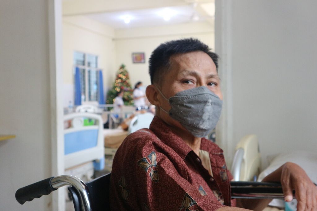 Opa Lai (60) penghuni Wisma Sahabat Baru, sedang berfoto, di Kebon Jeruk, Jakarta Barat, Selasa (20/12/2022). Tanggal 25 Desember 2022 adalah tahun keenam ia merayakan Natal di panti tersebut. 