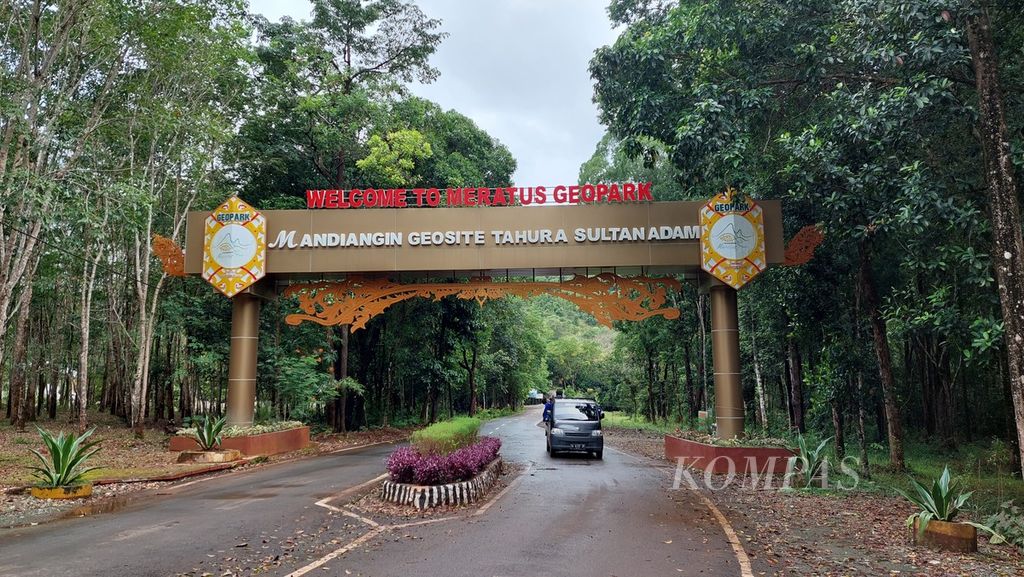 Suasana gerbang Geopark Pegunungan Meratus di Situs Geologi Taman Hutan Raya Sultan Adam, Kabupaten Banjar, Kalimantan Selatan, Rabu (29/12/2021).