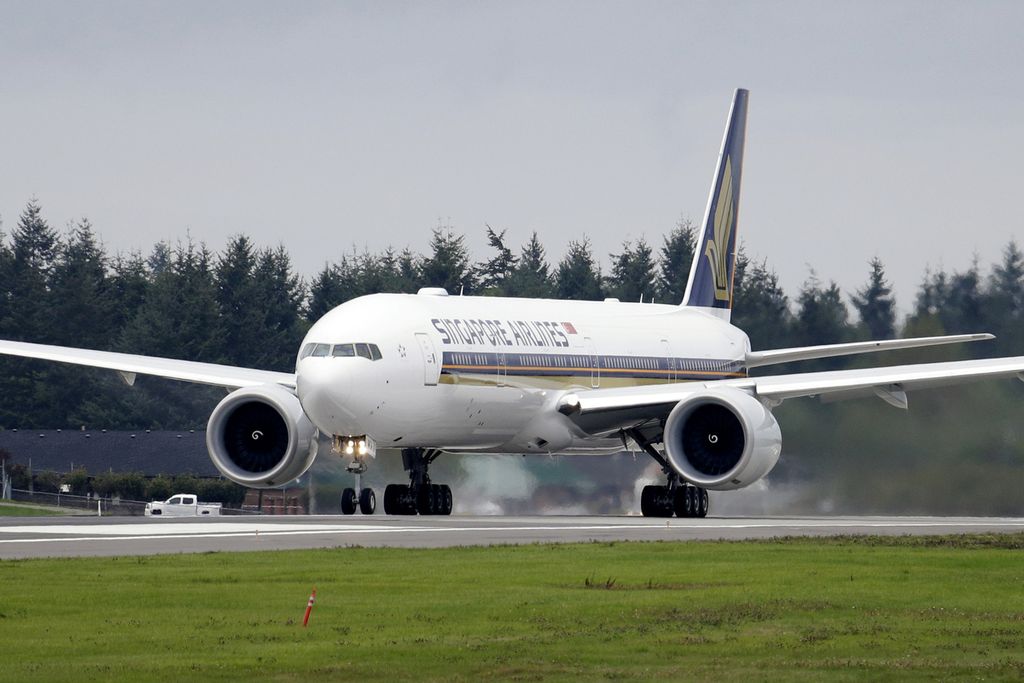 Sebuah Boeing 777-312ER Singapore Airlines siap lepas landas dari Paine Field Selasa, 17 September 2013, di Everett, Washington, Amerika Serikat.