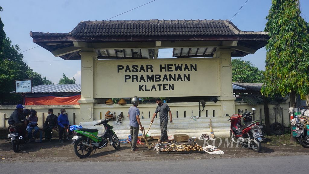 Suasana halaman depan Pasar Hewan Prambanan, di Klaten, Jawa Tengah, Rabu (25/5/2022). Pasar tersebut ditutup sementara oleh Pemerintah Kabupaten Klaten. Penutupan pasar juga dilakukan terhadap enam pasar hewan lainnya. Ini menjadi bentuk pencegahan meluasnya PMK.