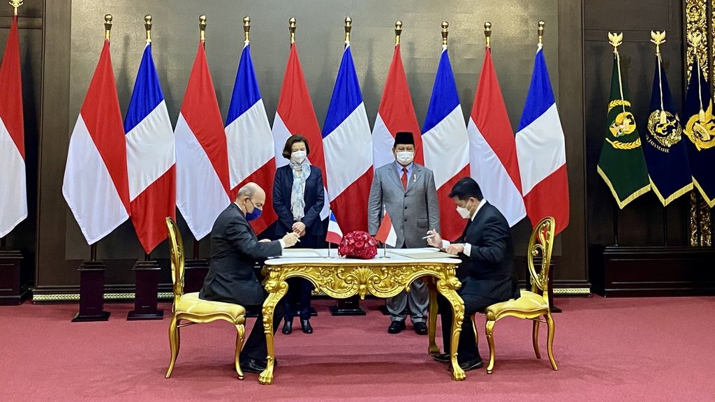 Menteri Pertahanan Prabowo Subianto (kedua dari kanan) bersama Menteri Angkatan Bersenjata Republik Perancis Florence Parly menyaksikan penandatanganan nota kesepahaman kerja sama di bidang pertahanan antara Indonesia dengan Perancis di kantor Kementerian Pertahanan, Jakarta (10/2/2022).