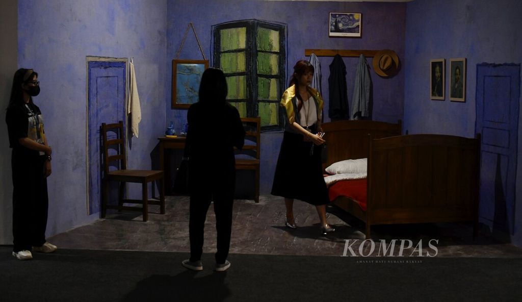 A replica of the painting titled Vincent's Bedroom in Arles is displayed in the form of an installation at the Van Gogh Alive exhibition in Mal Taman Anggrek, West Jakarta, on Thursday (6/7/2023). Born in the Netherlands in 1853, Vincent Van Gogh is known as a post-impressionist painter who has greatly influenced Europe.