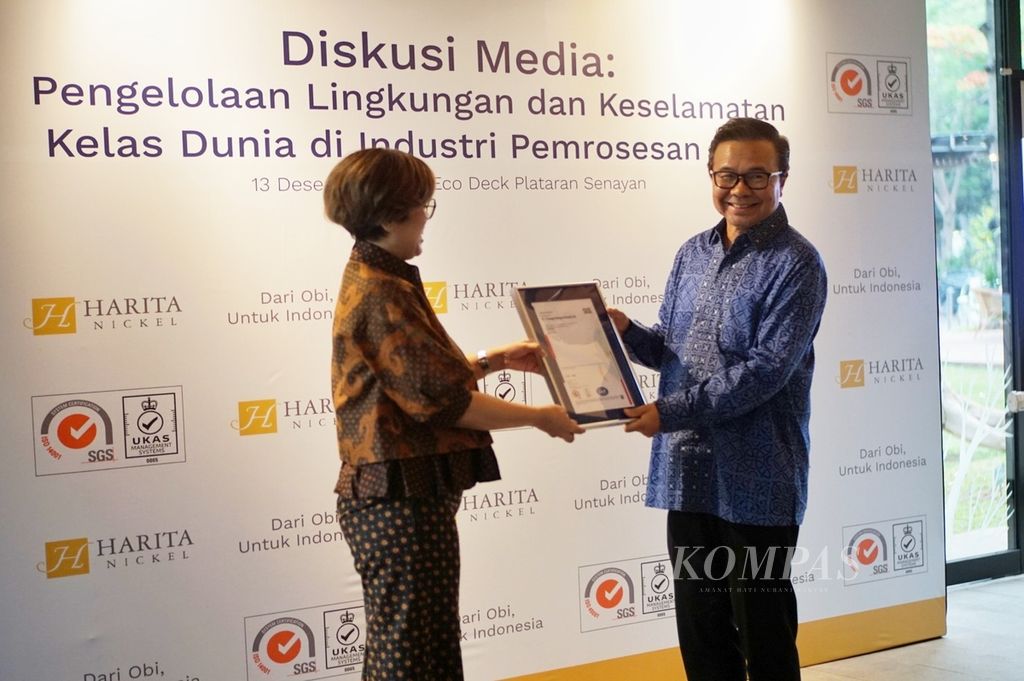 Direktur Health, Safety, and Environment (HSE) Harita Nickel Tonny Gultom (kanan) saat menerima sertifikasi ISO 14001 untuk sistem manajemen lingkungan serta ISO 45001 untuk sistem manajemen kesehatan dan keselamatan kerja di Jakarta, Rabu (13/12/2023).