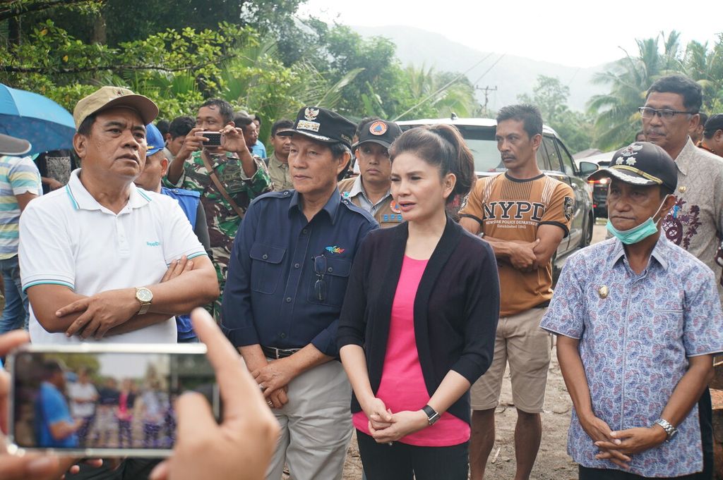 Politikus perempuan asal Sulut yang juga Ketua Komisi IX DPR Felly Runtuwene saat mengunjungi lokasi banjir bandang di Kampung Ulung Peliang, Tamako, Kepulauan Sangihe, Sulawesi Utara, 9 Januari 2020, 