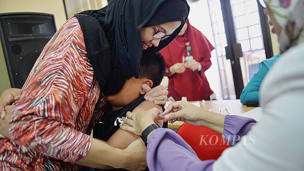 Pemberian vaksinasi difteri di RS Syarif Hidayatullah, Tangerang Selatan, Rabu (27/12). Vaksinasi diperuntukkan bagi anak usia 1-19 tahun tersebut digelar hingga 29 Desember dan tidak dipungut biaya.