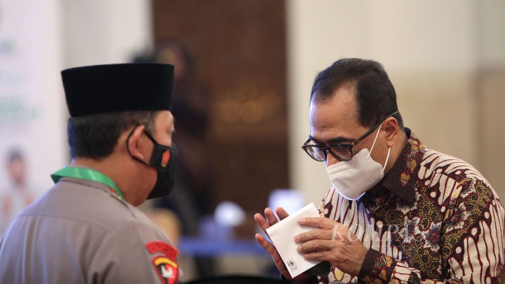 Kepala Polri Jenderal (Pol) Listyo Sigit Prabowo (kiri) berbincang dengan Menteri Perhubungan Budi Karya Sumadi sebelum dimulainya acara penyerahan zakat kepada Badan Amil Zakat Nasional di Istana Negara, Jakarta, Selasa (28/3/2023). 