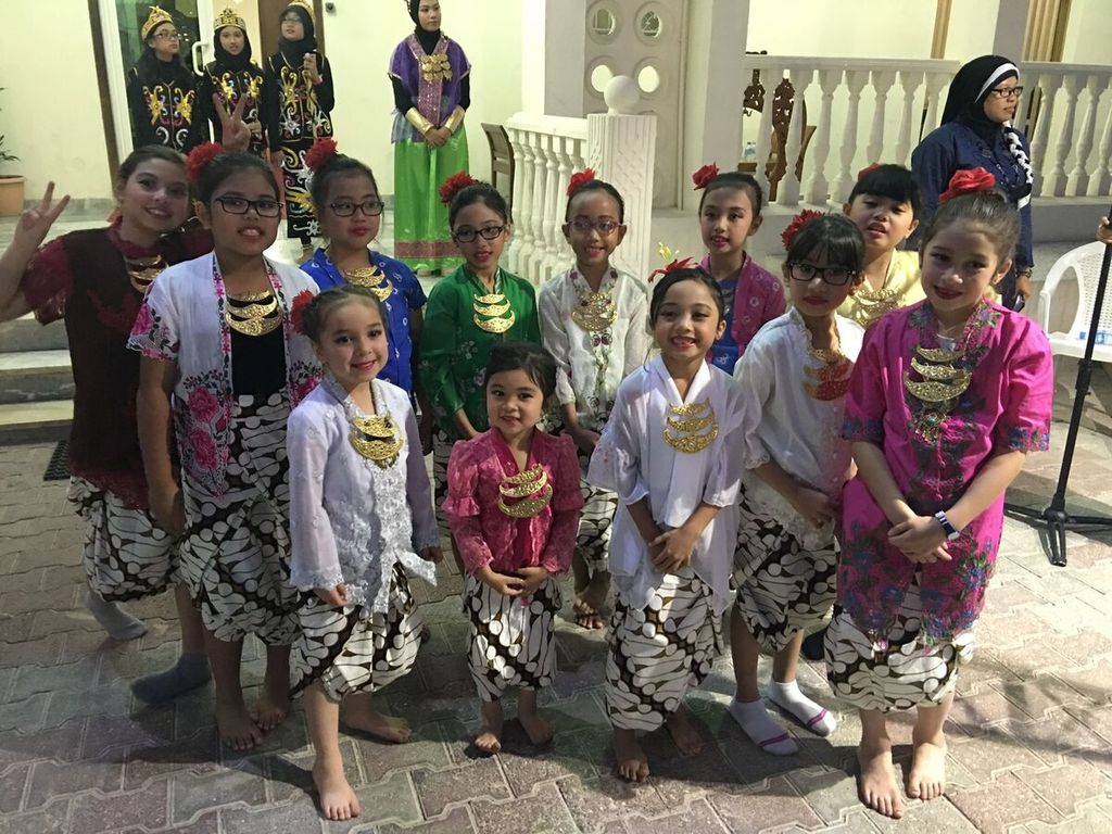 Anak-anak anggota Sanggar Qinarya berpose mengenakan pakaian adat Indonesia pada sebuah acara kebudayaan di Qatar.
