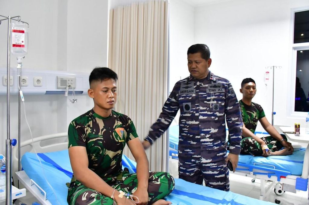 Panglima Komando Armada III Laksamana Muda TNI Hersan (tengah) menjenguk korban bentrokan antara personel Brimob Polri dan TNI Angkatan Laut di Pelabuhan Sorong, Papua Barat Daya, Minggu (14/4/2024), di Rumah Sakit Angkatan Laut dr Oetojo, Sorong. TNI dan Polri akan menindak personel yang terlibat sesuai dengan hukum yang berlaku.