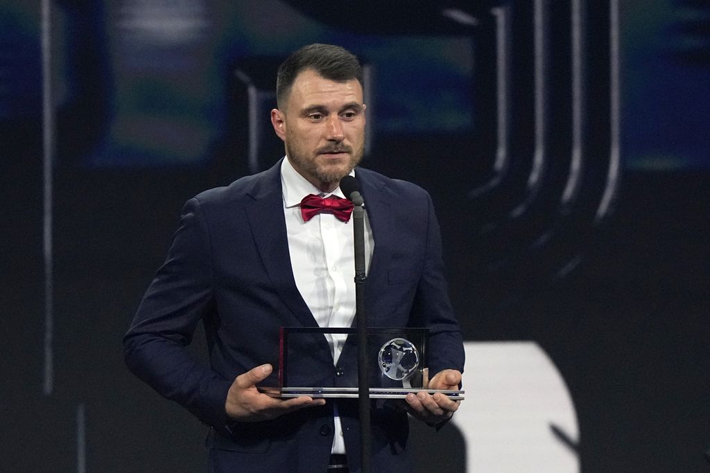 Pesepak bola amputasi Marcin Oleksy saat menerima Penghargaan Pukas, di Paris, Perancis, Senin (27/2/2023). 