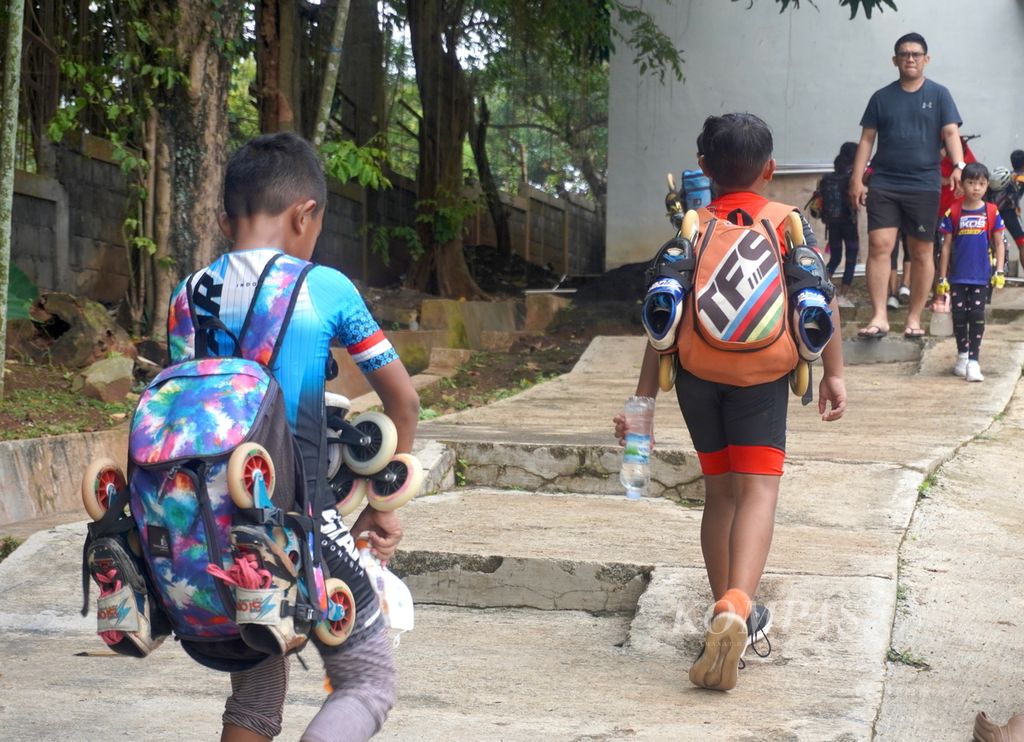 Anak-anak berjalan menuju lapangan sepatu roda di kompleks Gelanggang Olahraga Jatidiri, Kota Semarang, Jawa Tengah, Sabtu (10/9/2022). Anak-anak yang tergabung dalam klub Ikatan Orangtua Sepatu Roda (Ikos) Semarang itu berlatih empat kali dalam sepekan. Mereka yang berlatih di klub tersebut berusia 3-24 tahun.