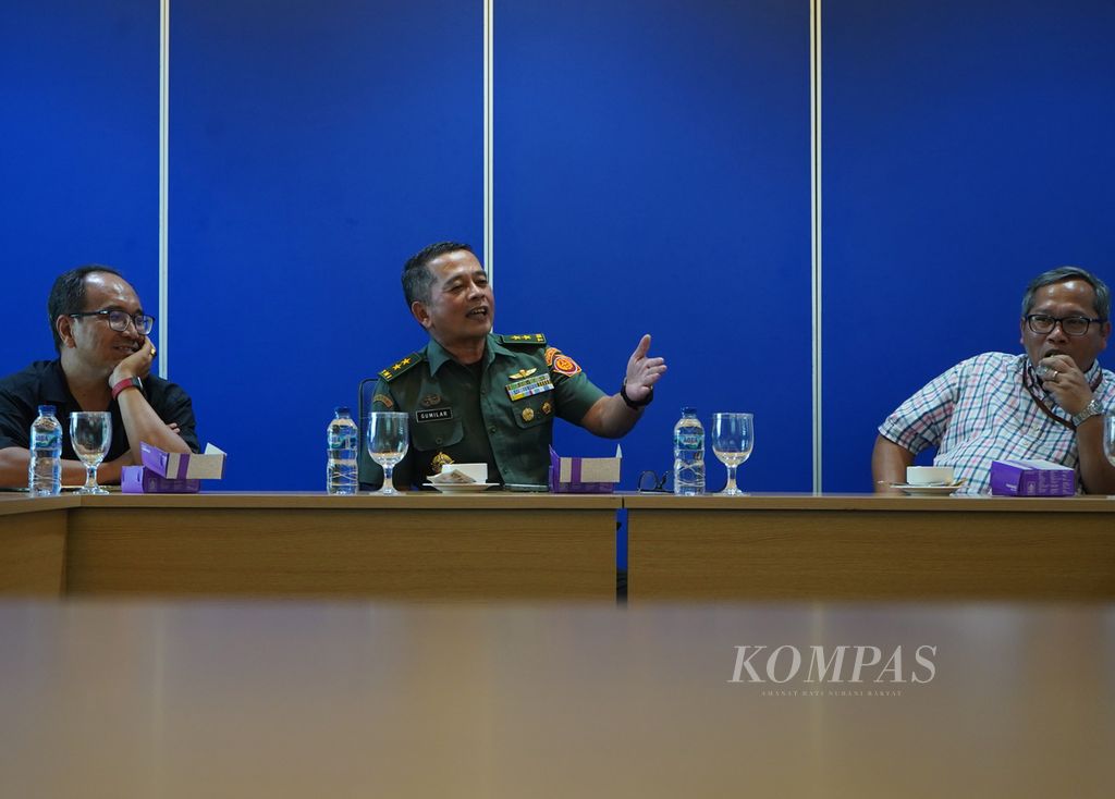 Kepala Pusat Penerangan TNI Mayor Jenderal Nugraha Gumilar (tengah) saat berkunjung ke Kantor Redaksi Harian <i>Kompas</i> di Jakarta, Selasa (23/1/2024). 