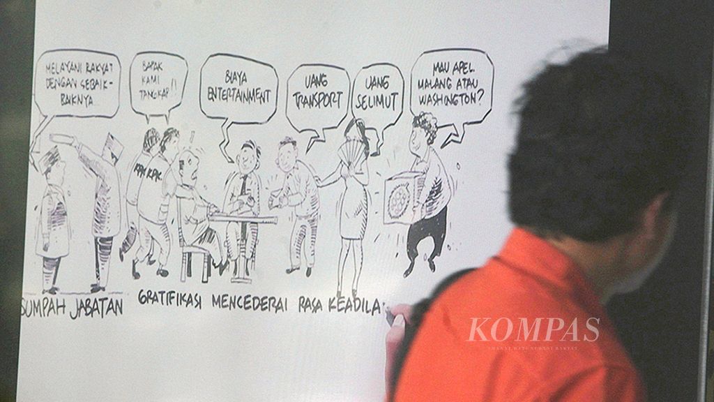 Pengunjung melihat animasi karikatur pemberantasan korupsi di layar monitor yang dipasang di lobi utama Gedung Komisi pemberantasan Korupsi, Jakarta, Selasa (20/3/2018).