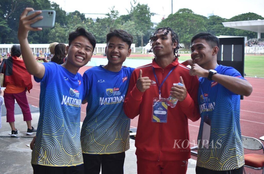 Pelari nasional Lalu Muhammad Zohri berfoto bersama atlet muda pada hari terakhir putaran final Student Athletic Championship (SAC) Indonesia 2023 di Stadion Madya Senayan, Jakarta, Jumat (13/1/2023). 
