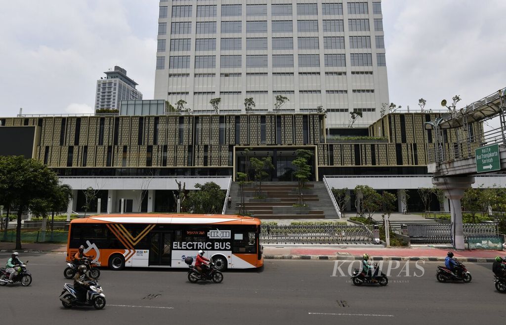 Bus listrik Transjakarta melintas di depan Gedung Sarinah di Jalan MH Thamrin, Jakarta, Jumat (11/3/2022). 