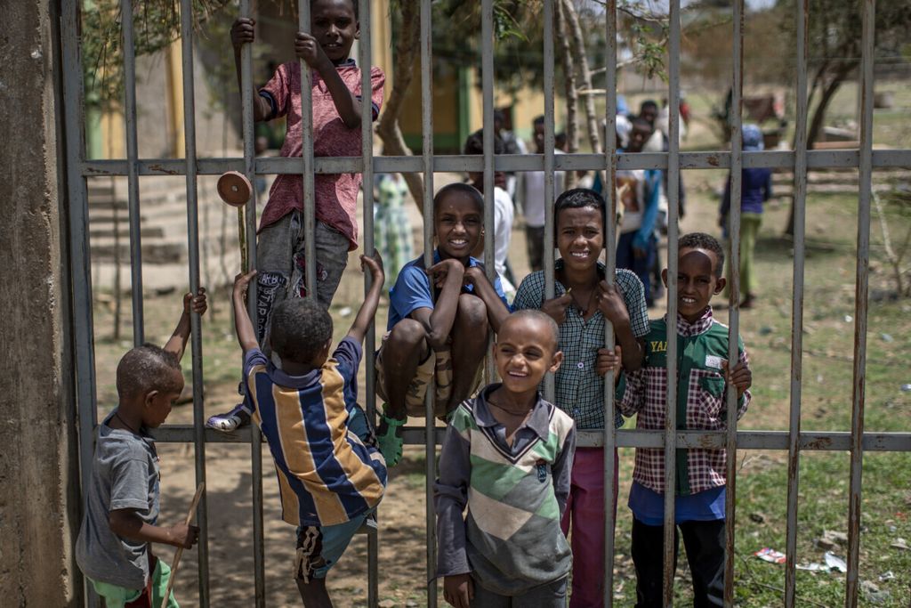Anak-anak yang mengungsi akibat konflik di Tigray, wilayah Etiopia utara, kini tinggal di kota Abi Abi. Foto diambil di sebuah sekolah dasar, Selasa (11/5/2021). 