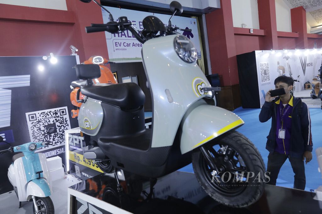 Electric motorcycles caught visitors' attention at the Periklindo Electric Vehicles Show (PEVS) 2024 automotive exhibition at the Jakarta International Expo (JIEXpo) on Tuesday (30/4/2024). The exhibition aims to bridge the interests of all members with the government, producers, and consumers of electric vehicle industry in the country.