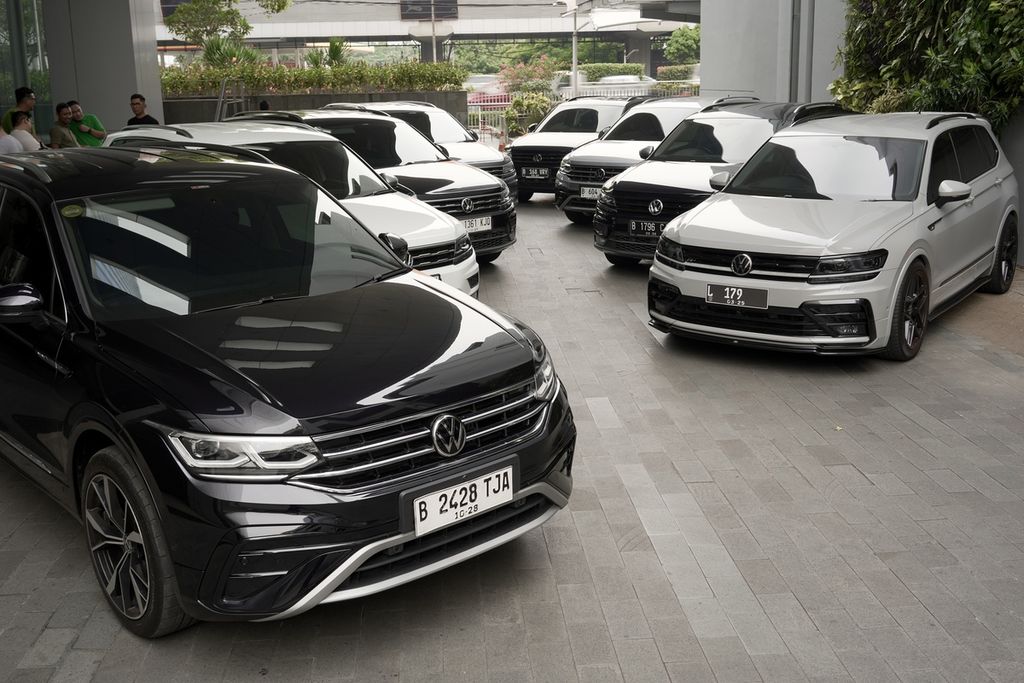 Sejumlah mobil milik anggota komunitas Tiguan Indonesia (Tiguan.id) berkumpul di Jakarta Selatan, pada Mei 2024. Komunitas pemilik mobil SUV keluaran Volkswagen ini menjadi wadah pertukaran informasi terkait mobil masing-masing anggotanya.