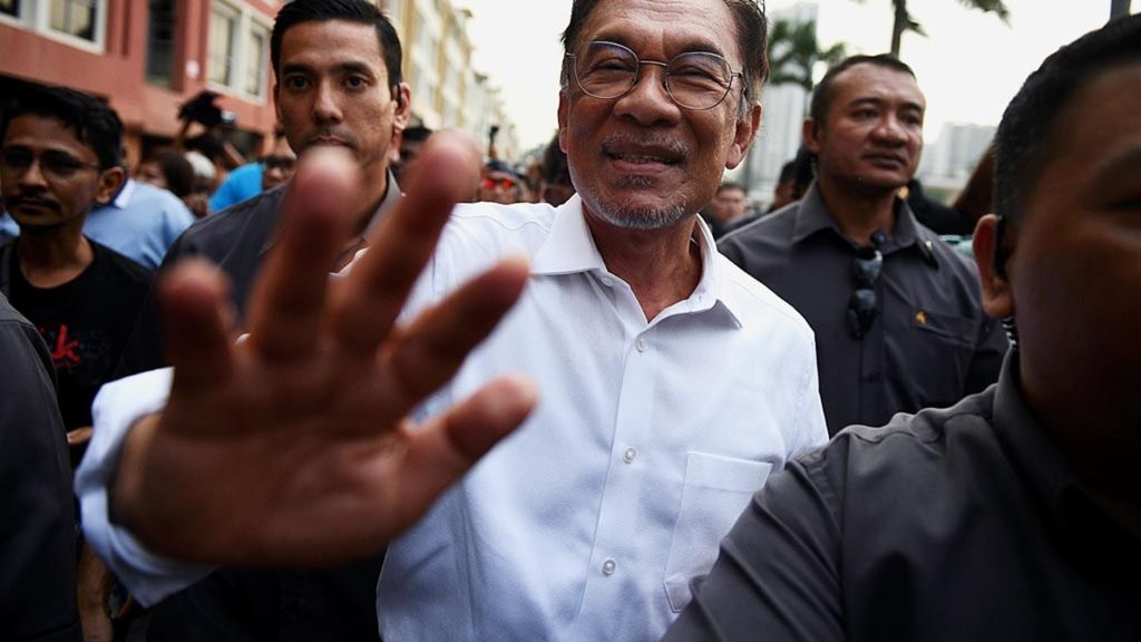 Politisi senior Malaysia, Anwar Ibrahim, seusai konferensi pers di markas Partai Keadilan Rakyat di Petaling Jaya, pinggiran Kuala Lumpur, Rabu (26/2/2020). Pemerintahan Malaysia bubar setelah pengunduran diri Perdana Menteri Mahathir Mohamad. Ia mundur karena koalisi yang mendukungnya menjadi PM, Pakatan Rakyat, terpecah Senin siang.